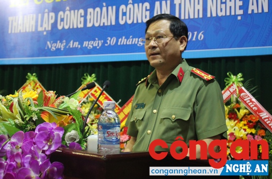 Đồng chí Đại tá Nguyễn Hữu Cầu – Uỷ viên BTV, Bí thư Đảng uỷ, Giám đốc Công an tỉnh phát biểu giao nhiệm vụ cho BCH Công đoàn Công an tỉnh Nghệ An.