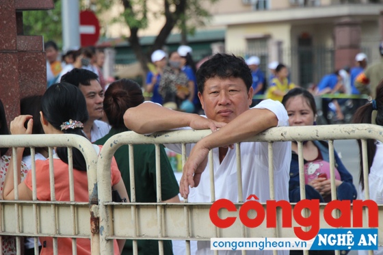 Không chỉ thí sinh mà các phụ huynh không tránh khỏi lo lắng cho con mình 
