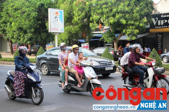 Vẫn còn nhiều trẻ không đội mũ bảo hiểm