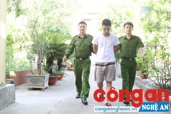 Công an TP Vinh dẫn giải đối tượng phạm tội về ma tuý về nhà tạm giữ.