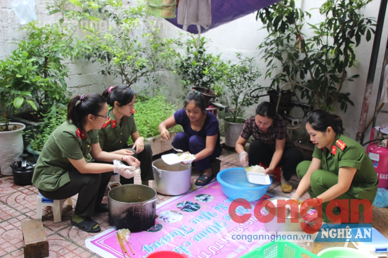 Cán bộ, chiến sĩ Công an TP Vinh chung tay tiếp sức mùa thi