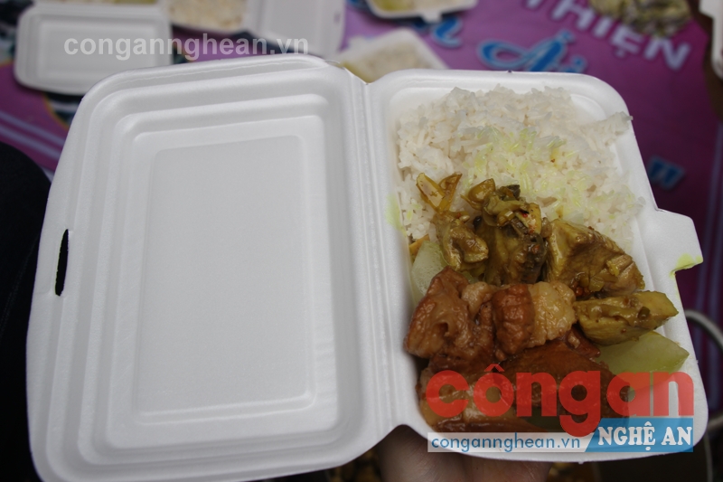 Suất cơm đầy đủ chất dinh dưỡng được chuyển đến tay từng thí sinh và người nhà