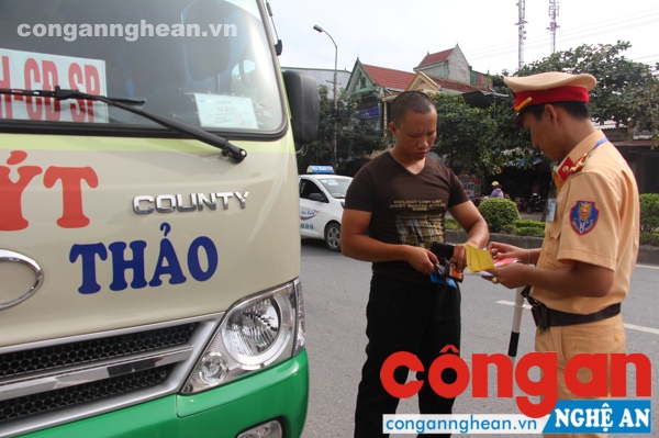 Lực lực chức năng sẽ xử lý nghiêm các trường hợp xe buýt, xe tắc xi vi phạm Luật ATGT
