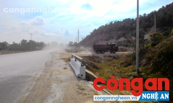 Xe chở vật liệu gây bụi trên QL46 đoạn qua xã Hưng Tây.