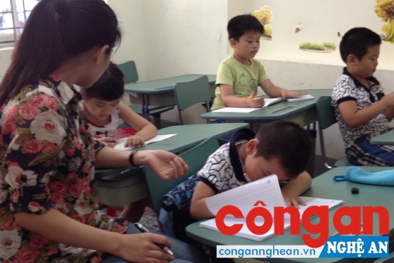 Dạy chữ cho trẻ trước khi vào lớp 1: Lợi bất cập hại
