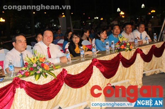 Các đại biểu tới dự