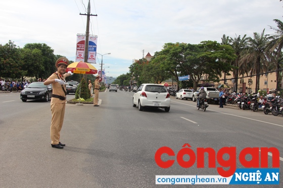 Lực lượng CSGT được huy động tối đa nhằm phân luồng, hướng dẫn giao thông quanh khu vực các điểm thi.