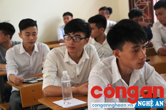 Nét mặt căng thẳng của nam sinh trước khi làm bài thi.