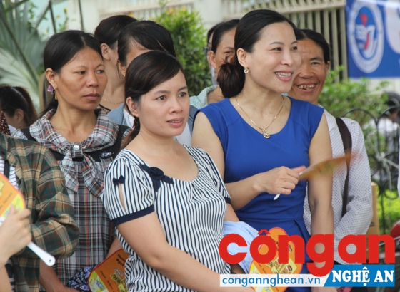 Khi thí sinh bước vào phòng thi, nhiều phụ huynh đội nắng chờ ở phía ngoài.