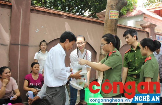 Cán bộ, chiến sĩ Công an chung tay tiếp sức mùa thi bằng những suất cơm miễn phí.