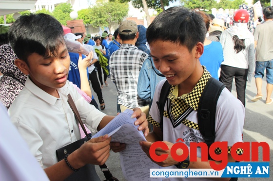 Kết thúc giờ thi, các thí sinh trao đổi kết quả với nhau.