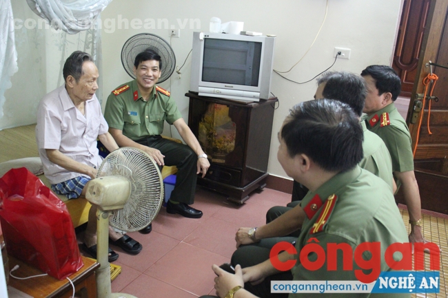 Đồng chí Đại tá Lê Khắc Thuyết cùng lãnh đạo Phòng Tổ chức, Phòng Tham mưu thăm, tặng quà và chúc sức khỏe đồng chí Đậu Khắc Tưởng – nguyên Phó Giám đốc Công an tỉnh