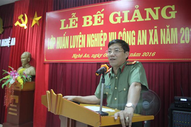 Đồng chí Đại tá Lê Khắc Thuyết phát biểu tại lễ bế giảng