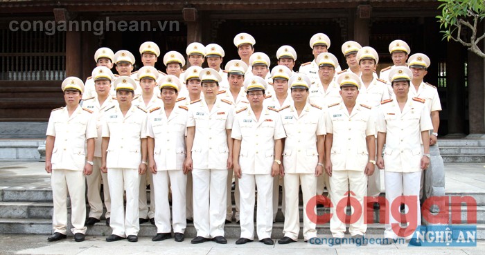 Đoàn đại biểu An ninh nhân dân Công an Nghệ An chụp ảnh lưu niệm tại Khu di tích Kim Liên