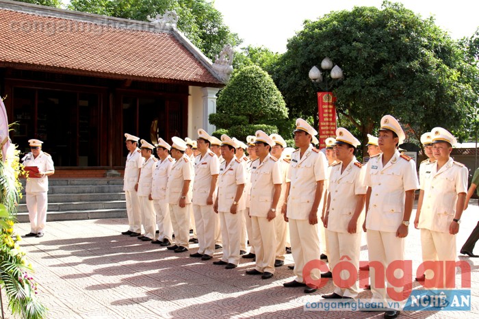 Đoàn đại biểu dâng hoa, dâng hương tại Nhà tưởng niệm Cố Bộ trưởng Trần Quốc Hoàn