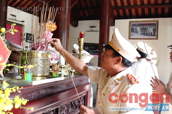 Dâng hương tại Nhà lưu niệm cố Bộ trưởng Trần Quốc Hoàn