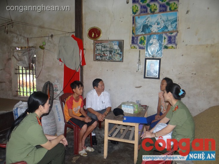 Hội Phụ nữ Công an tỉnh thăm, tặng quà cho học sinh có hoàn cảnh khó khăn