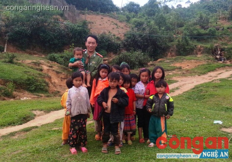 Phút nghỉ ngơi, nô đùa cùng trẻ em Mông ở xã Tri Lễ của chiến sỹ An ninh Công an Quế Phong