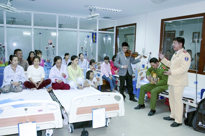 Công an quận Thanh Xuân đang trình bày ca khúc: “Để Gió Cuốn Đi” cùng sự xúc động của các bệnh nhân.
