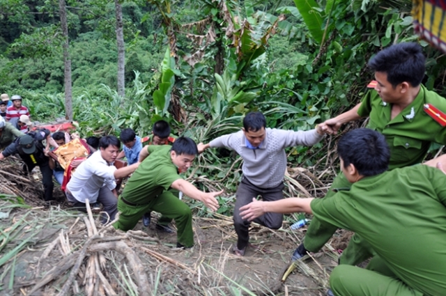 Bức ảnh ghi lại tại hiện trường vụ tai nạn nghiêm trọng tại đèo Lò Xo, tỉnh Quảng Nam.