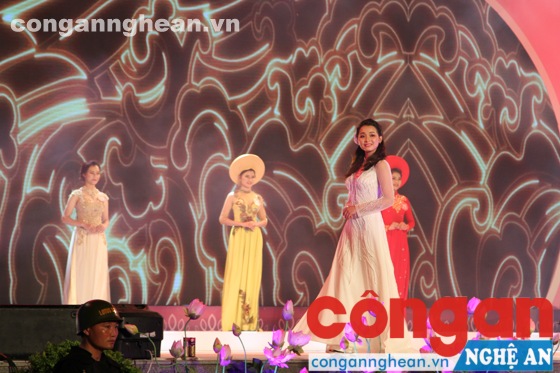 Thí sinh Nguyễn Thị An Na đến từ Công an Nghệ An trong phần thi trang phục áo dài