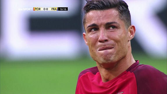 Chấn thương đã khiến CR7 phải sớm rời sân.