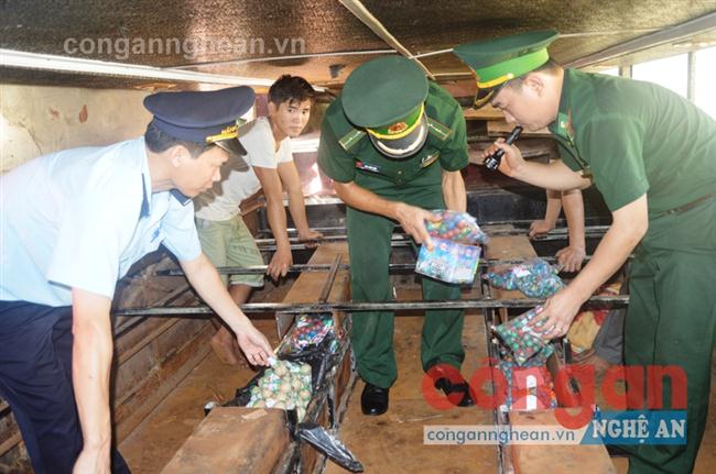 Bất chấp tính mạng, chế hầm dấu pháo trên xe khách