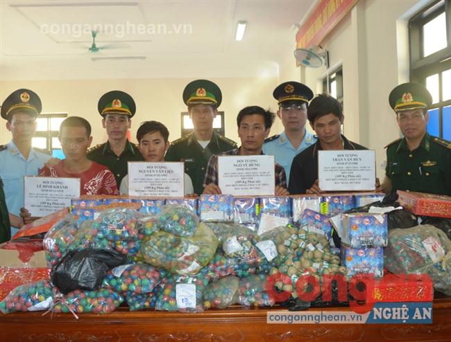 Đối tượng, tang vật bị bắt giữ tại Đồn Biên Phòng Cửa khẩu Quốc tế Cầu Treo