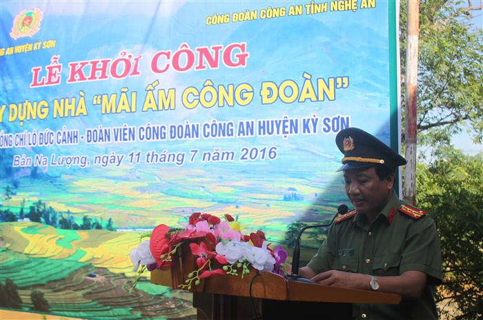 Đồng chí Đại tá Hồ Văn Tứ, Phó bí thư Đảng ủy, Phó giám đốc Công an tỉnh; Đồng chí Đại tá Nguyễn Mạnh Hùng, Phó giám đốc Công an tỉnh phát biểu tại buổi lễ