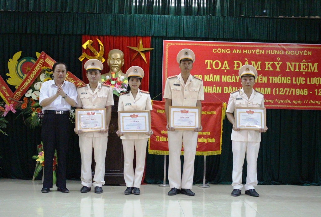 Lãnh đạo huyện Hưng Nguyên trao giấy khen cho các tập thể, cá nhân có thành tích xuất sắc