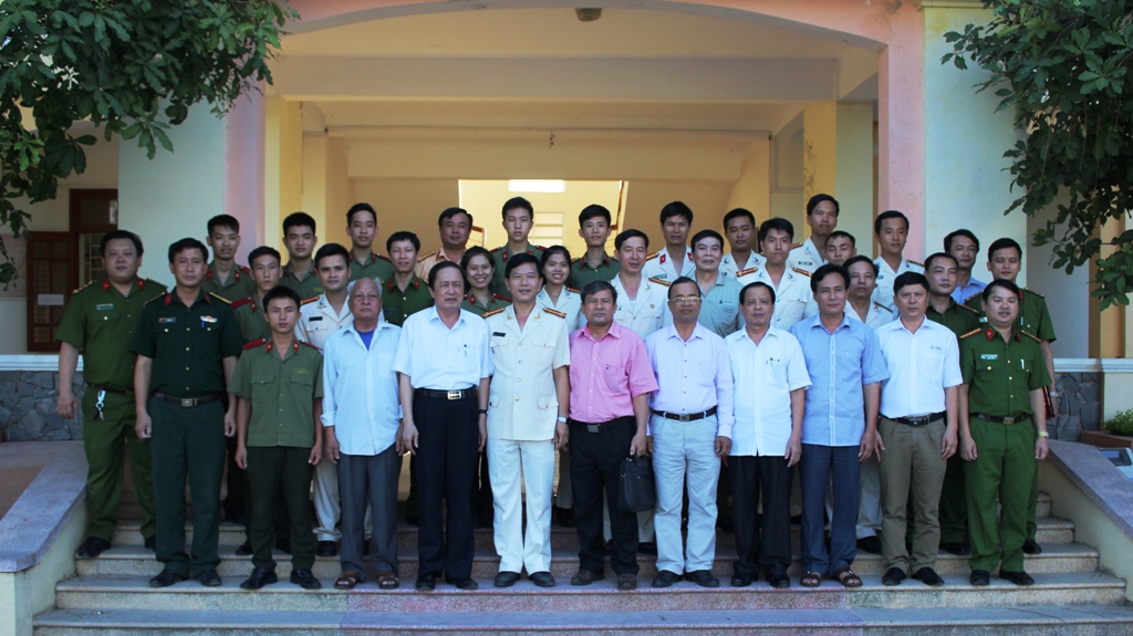 Lãnh đạo huyện Hưng Nguyên chụp ảnh lưu niệm với các thế hệ lãnh đạo, cán bộ an ninh Công an Hưng Nguyên