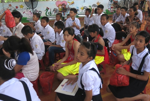 Cần chung tay giúp trẻ bị ảnh hưởng bởi HIV hòa nhập cộng đồng