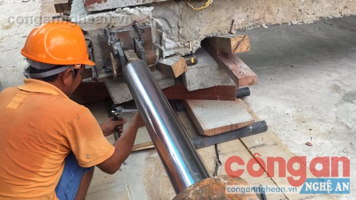 Khoảng 20 công nhân sẽ làm việc hết sức tỉ mẩn trong thời gian 3 ngày để đưa ngôi nhà về vị trí mới.