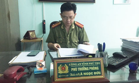 Thiếu tá Lã Ngọc Đức tại phòng làm việc