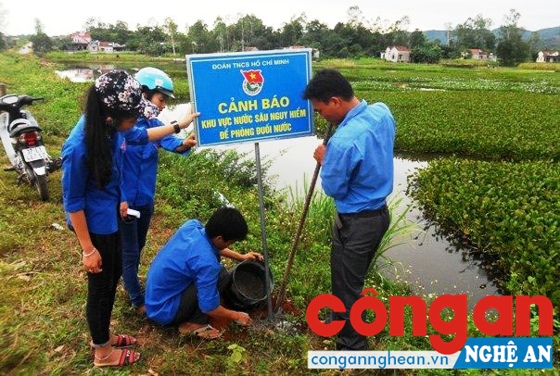 Nghệ An: Cắm biển báo phòng ngừa đuối nước