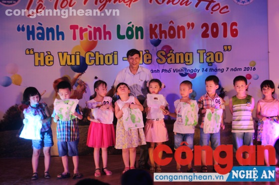 Trao giấy chứng nhận cho các em hoàn thành khóa học