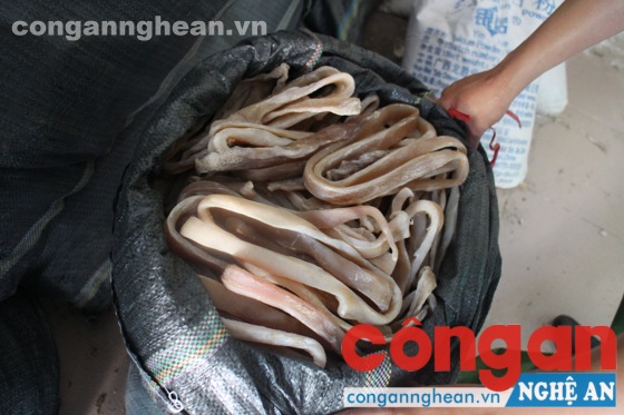 Số da trâu được đựng trong bao xác rắn 