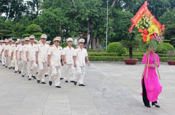 Phòng Cảnh sát Kinh tế dâng hoa, dâng hương báo công lên Bác