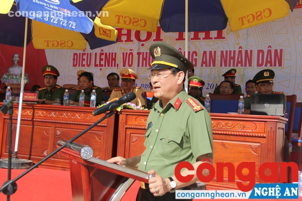 Đại tá Nguyễn Hữu Cầu, Uỷ viên BTV Tỉnh ủy, Bí thư Đảng ủy, Giám đốc Công an tỉnh và Thượng tá Nguyễn Đức Hải – Phó giám đốc Công an tỉnh đã trao hoa và cờ cho các đơn vị