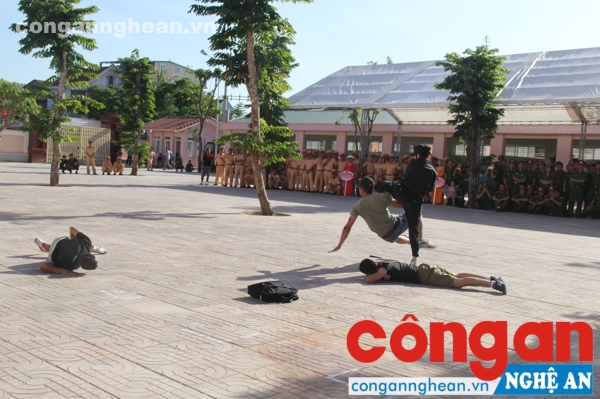 Đánh tình huống khi một nữ CBCS gặp ba đối tượng xấu