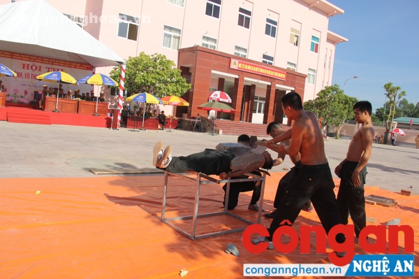 Đứng trên bàn chông công phá đá