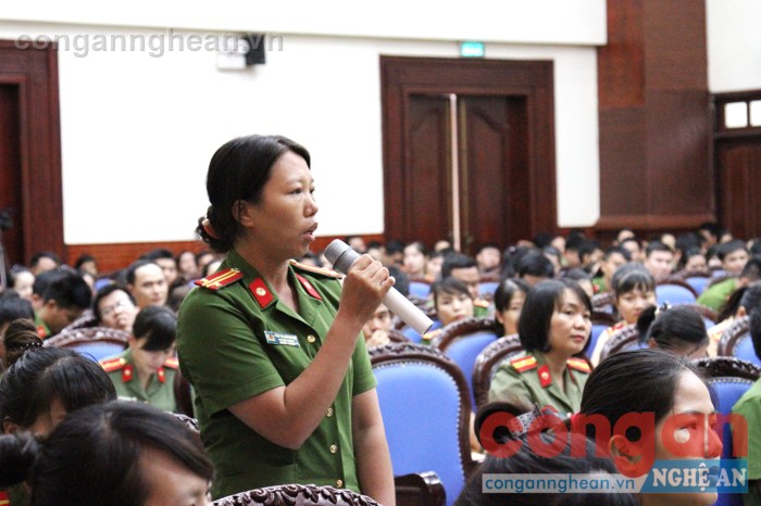 Đại diện Đoàn viên Thanh niên, Hội viên Hội phụ nữ và Đoàn viên Công đoàn bày tỏ tâm tư, nguyện vọng với đồng chí Giám đốc Công an tỉnh.