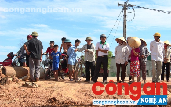 Nhiều người dân tập trung phản đối việc Bệnh viện xả thải ra cánh đồng