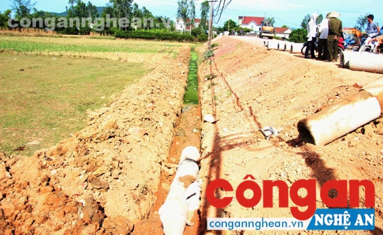 Mương xả thải đổ thẳng ra cánh đồng bị người dân phát hiện, ngăn chặn