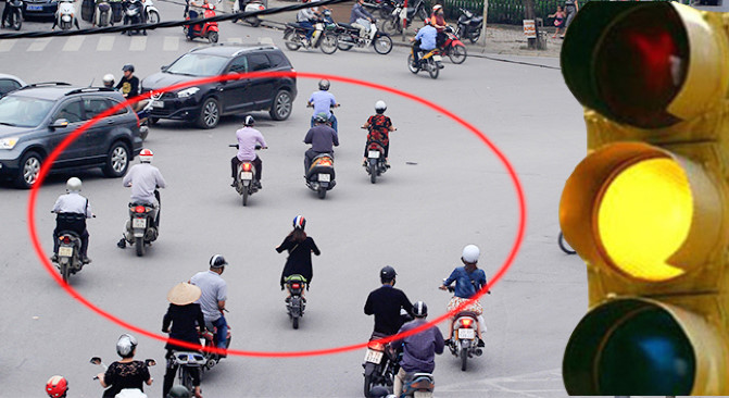 Nâng mức xử phạt ô tô vượt đèn vàng từ 1/8