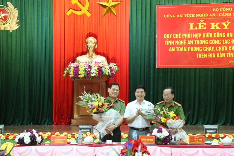 Đồng chí Nguyễn Văn Thông, Phó Bí thư Tỉnh ủy tặng hoa chúc mừng 2 đơn vị ký kết