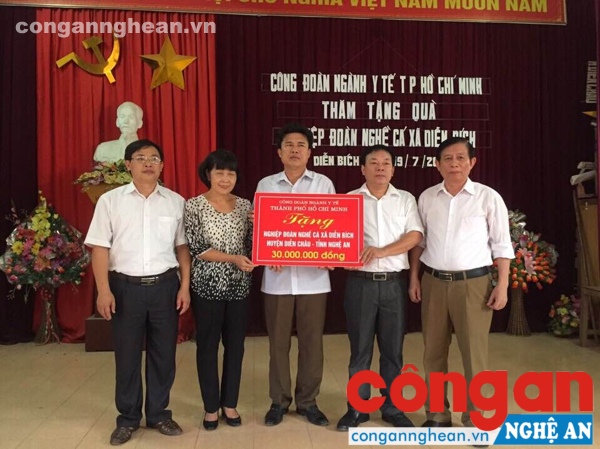 Tặng 30 triệu đồng cho các nghiệp đoàn nghề cá xã Diễn Bích