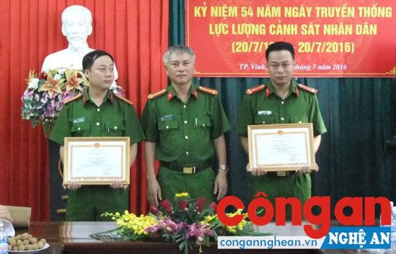 Trao Giấy khen của Giám đốc Công an tỉnh cho 2 cá nhân.
