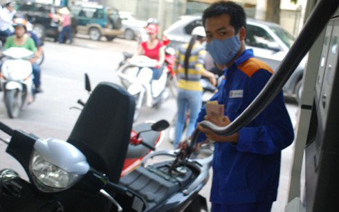 Xăng giảm giá gần 700 đồng/lít