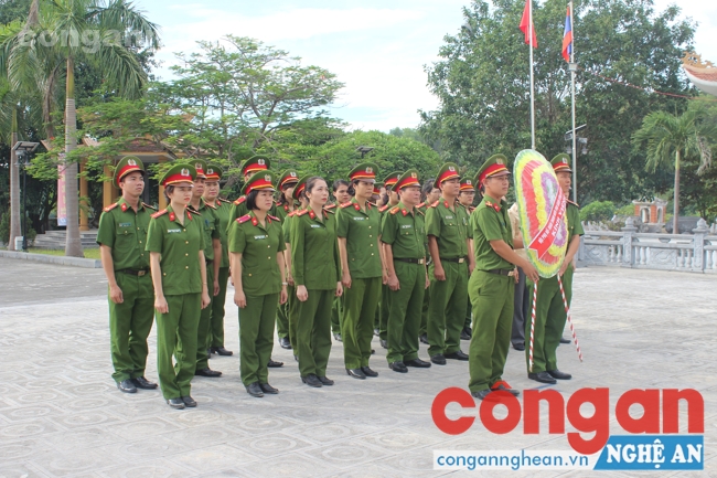 Dâng hoa, hương tưởng niệm các anh hùng liệt sĩ
